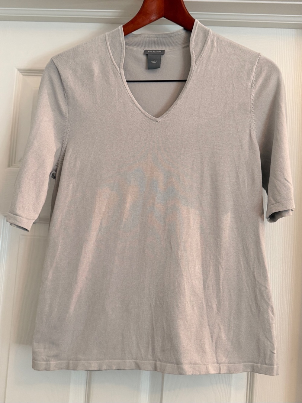Ann Taylor Light Gray V-Neck Short Sleeve Top